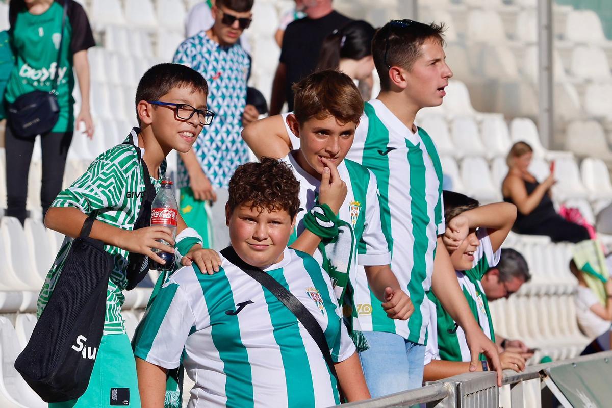 Córdoba CF-Racing de Ferrol | La afición blanquiverde en El Arcángel, en imágenes