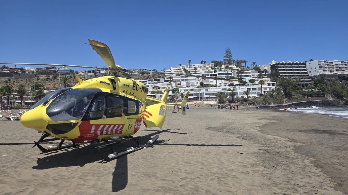 Helicóptero medicalizado del Servicio de Urgencias Canario en San Agustín.