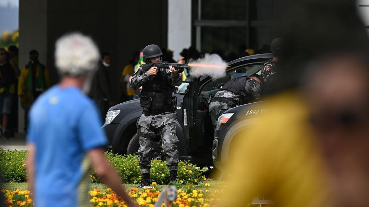 Seguidores del expresidente brasileño Jair Bolsonaro invadieron este domingo el Palacio de Planalto, sede del Ejecutivo, en Brasilia.