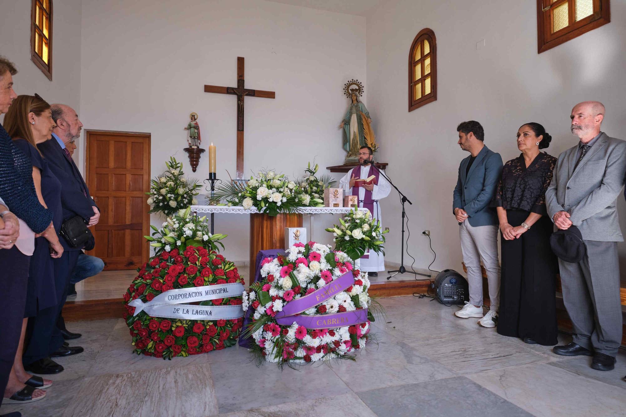 Entierro de los restos recuperados del físico Blas Cabrera Felipe en el cementerio de San Luis, La Laguna
