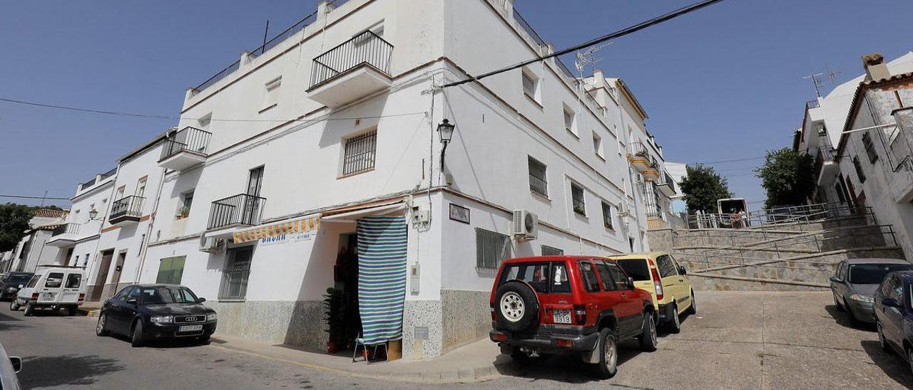 El edificio en cuya segunda planta estaba la vivienda en la que hacinaban a los futbolistas explotados en Prado del Rey (Cádiz). En la azotea a veces entrenaban los cautivos durante el confinamiento.