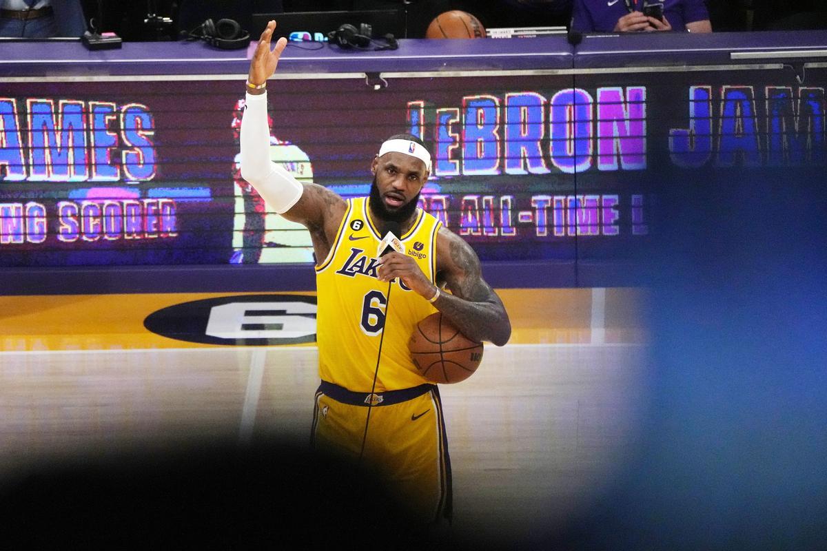 LeBron James dando su discurso en el Crypto.com Arena