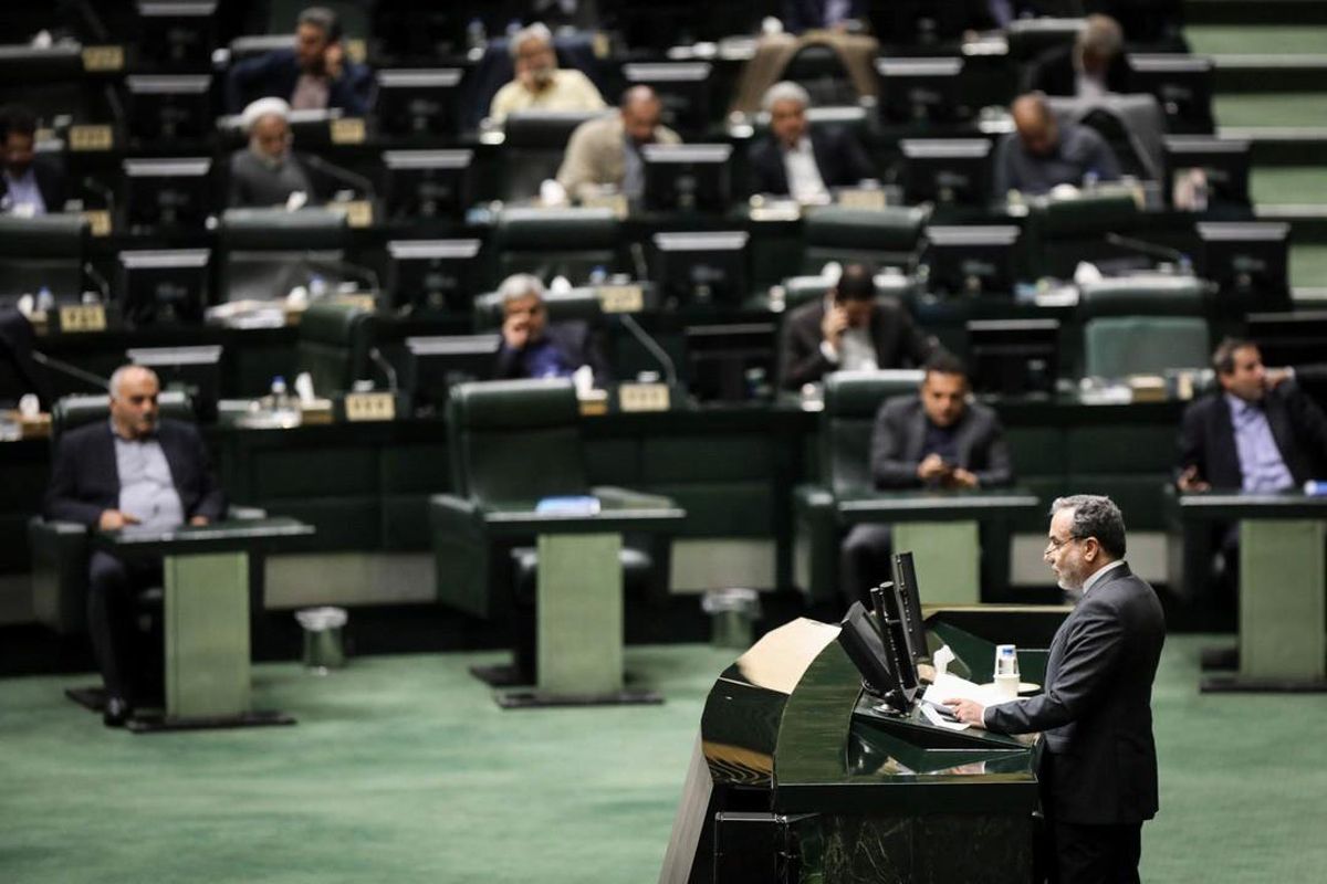El ministro de Exteriores iraní, Abbas Araqchi, durante una intervención en el Parlamento nacional.