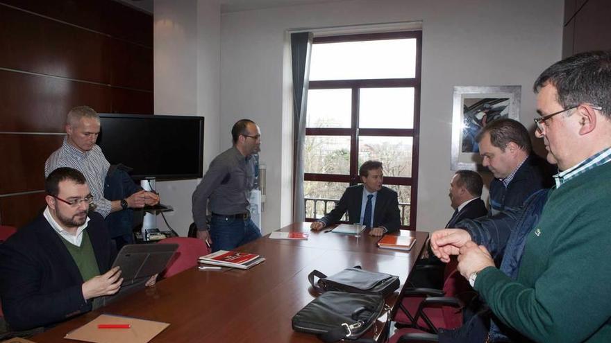 El consejero de Industria, Francisco Blanco, presidiendo la reunión de ayer con los sindicatos.