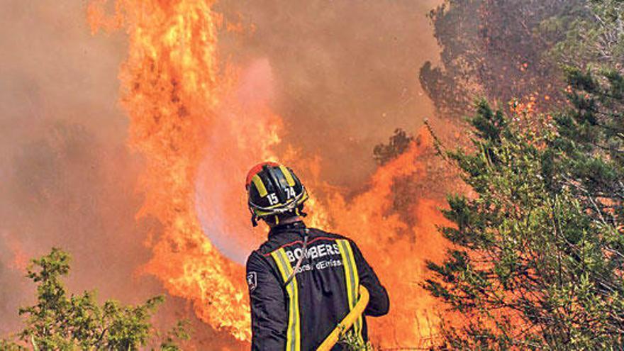 Un bombero durante la extinción de un incendio en Eivissa en abril.