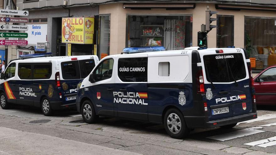 Vehículos de la Policía Nacional en una operación contra el tráfico de drogas en A Coruña. |   // VÍCTOR ECHAVE