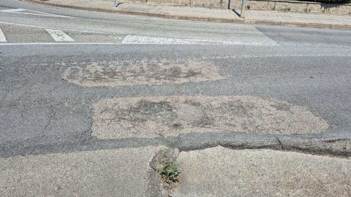 Una imatge de l’estat de l’asfalt entre la rotonda de l’IES Abat Oliba i la rotonda de Castelladrall