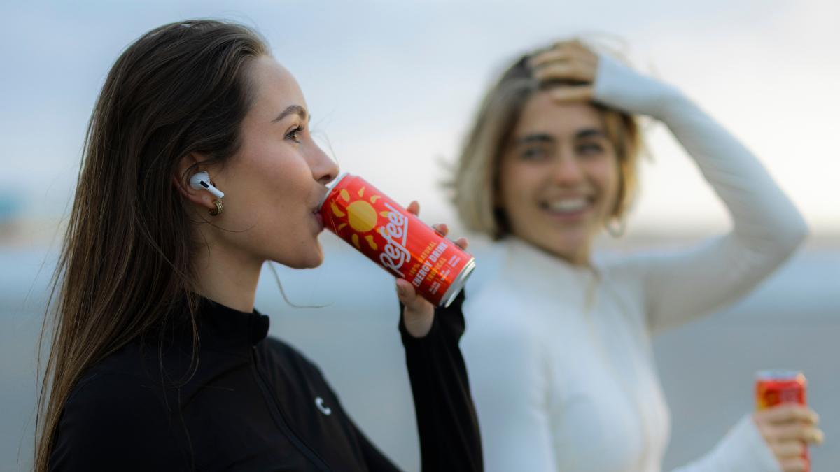 Una chica bebiendo su Refeel