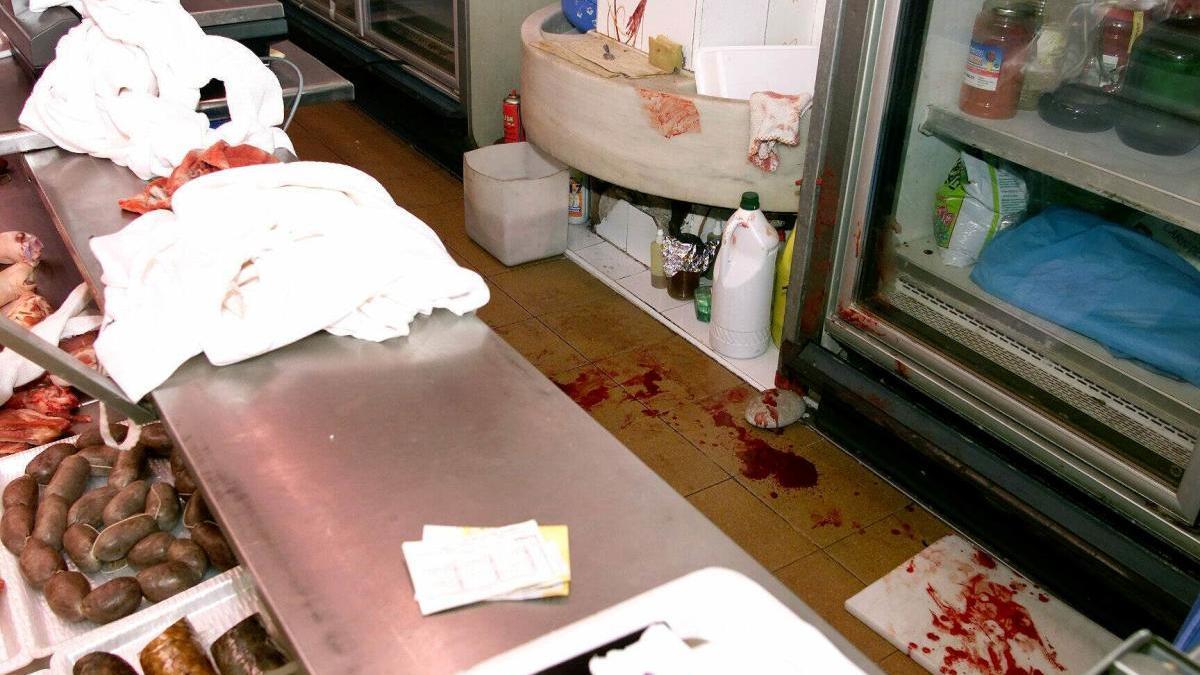 Detalle del interior del puesto de carnicería en el mercado de Verónicas de Murcia, con la sangre de la mujer, en 2003.