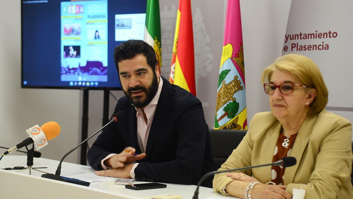 El edil David Dóniga y la concejala Marisa Bermejo presentan la feria de Plasencia.