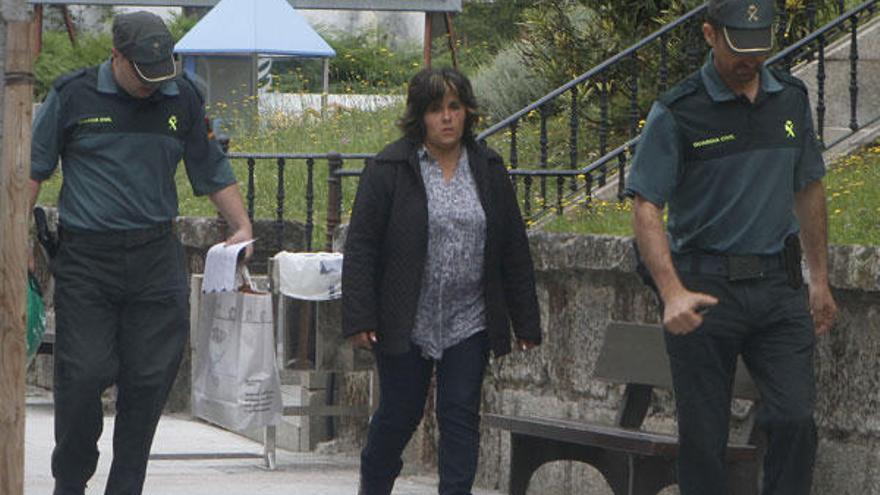 Sandra Estévez, ayer, a la salida del juzgado de Ponteareas para ser trasladada al Meixoeiro.  // R. Grobas