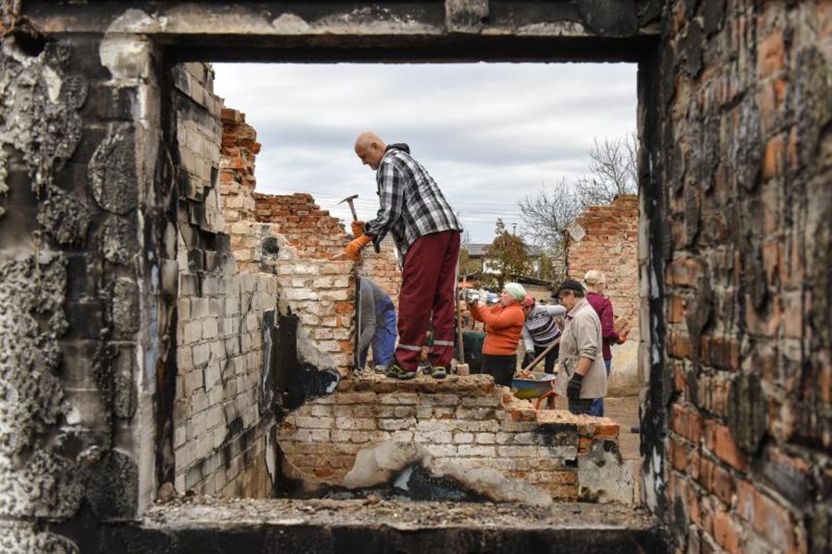 Bo Mozhemo (Porque podemos) Habitantes de Chernihiv y  Novoselivka, cuyas casas fueron dañadas durante la invasión rusa, crean movimiento de ayuda mutua para restaurarlas