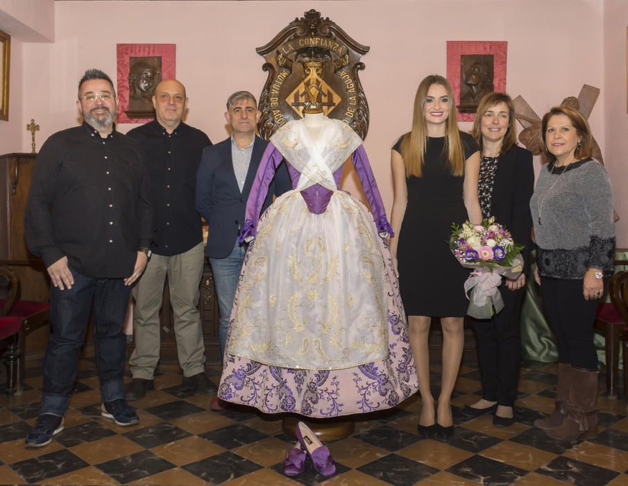 Como proveedores y colaboradores de la iniciativa iniciada hace cuatro años figuran las empresas L’Atelier de la Seda, Artesanía Viana, Dalmau Taller d’Orfebreria, Flor d’Aigua, MA-VI-MAR, Solepiel, Las Tres Avemarías, Margarita Vercher Cancanes y Enaguas, Tejidos Fémina así como el propio Gremio.