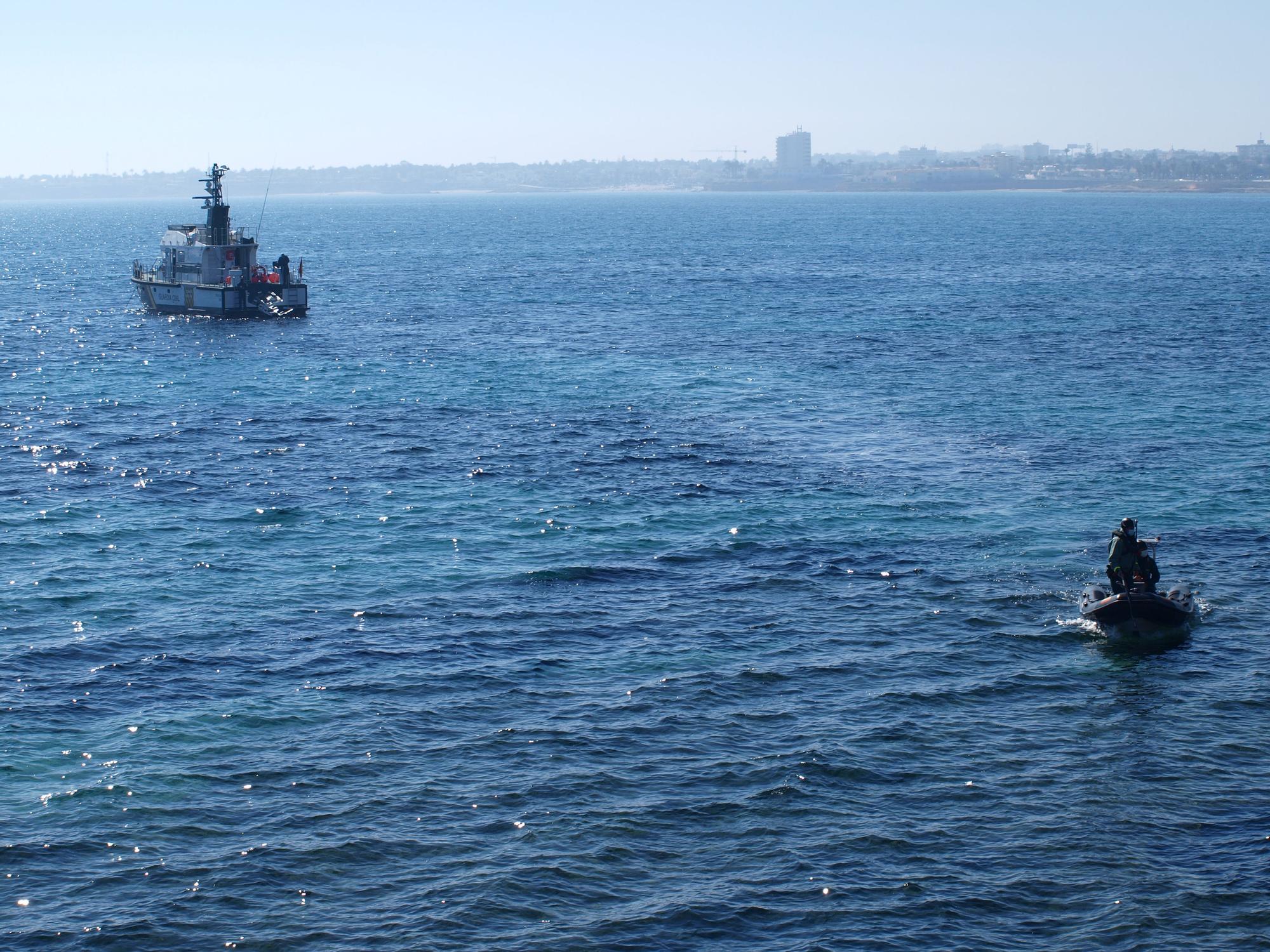 La Guardia Civil busca al conductor de un vehículo hallado en un acantilado de Punta Prima