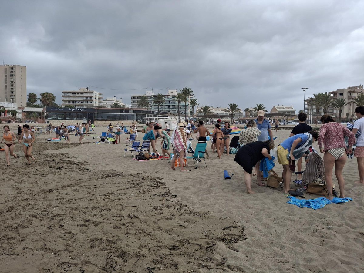 Los bañistas recogen sus bártulos