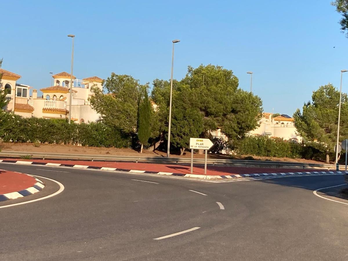 Rotonda de acceso a Pinar de Camporde, un residencial situado frente al sector que se quiere urbanizar