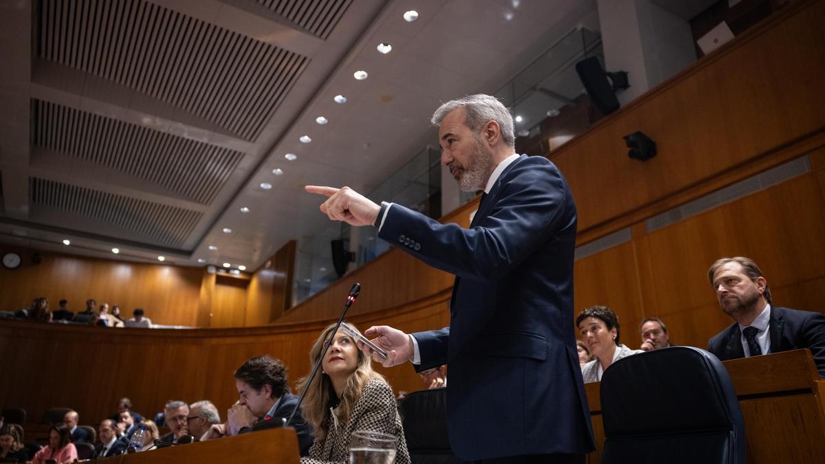 El presidente del Gobierno de Aragón, Jorge Azcón, comparece en las Cortes.