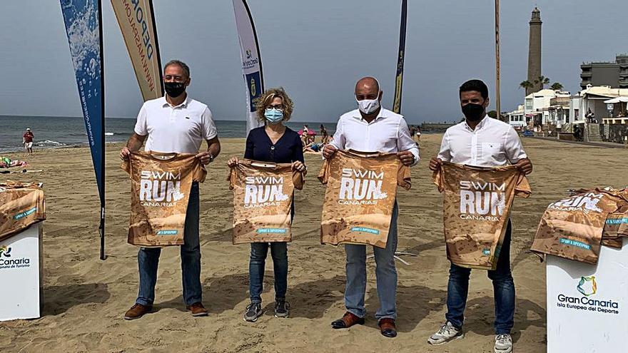 De izq. a dch. Francisco Castellano, Concepción Narváez, Carlos Álamo y Samuel Henríquez, ayer en la playa de Maspalomas. | | LP