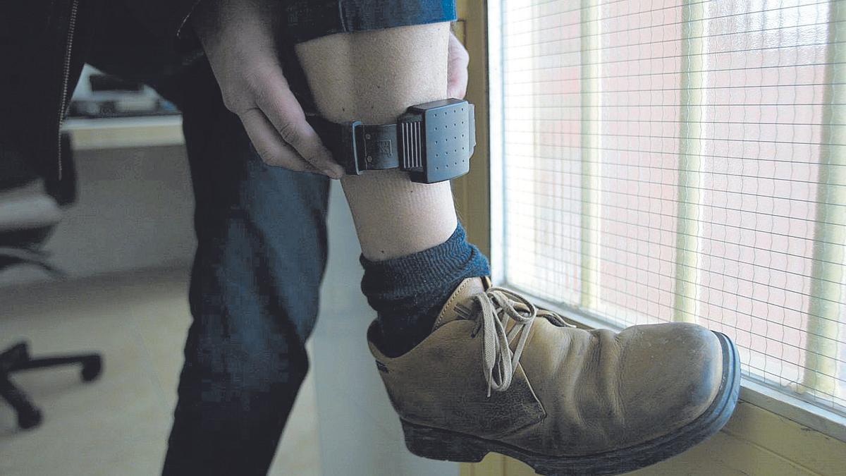 La pulsera telemática se suele colocar en el tobillo y busca hacer compatible la reinserción y la seguridad.