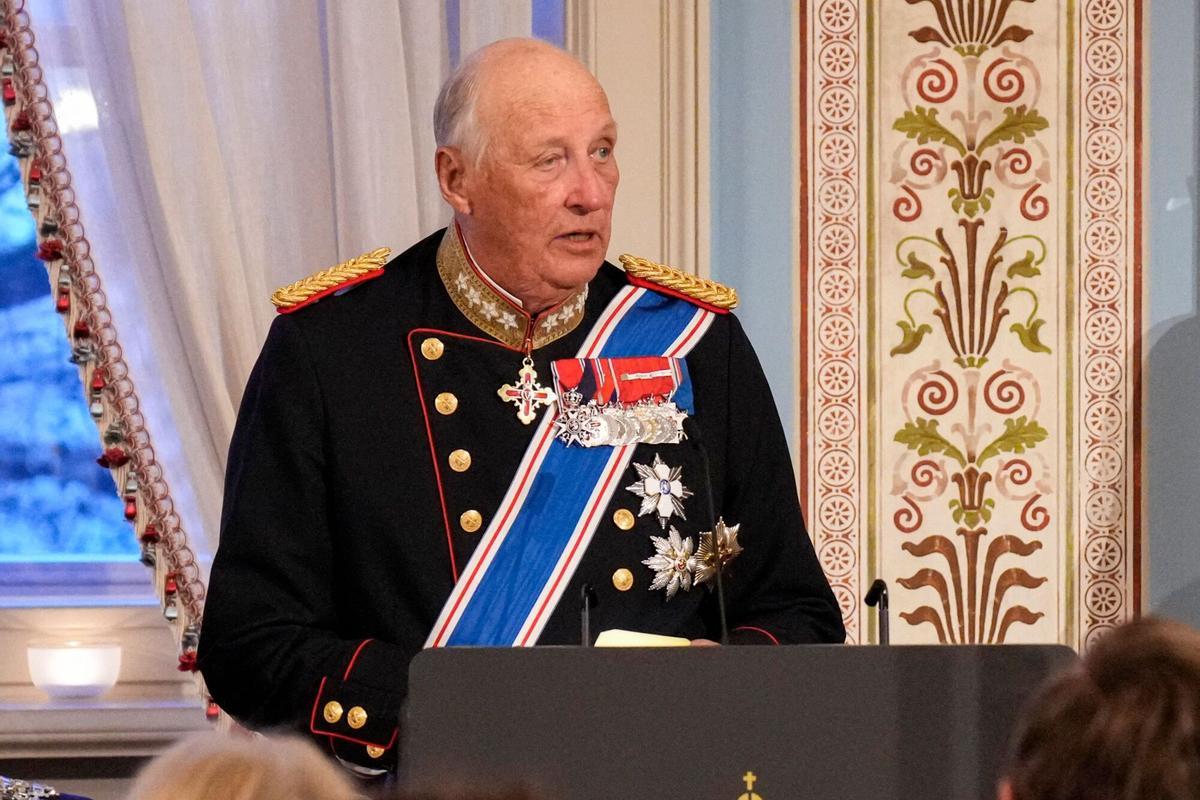 (FILES) Norway's King Harald gives a speech at the gala dinner at the Castle in Oslo on April 8, 2025 during the state visit of Iceland's President Halla Tomasdottir and her husband Bjorn Skulason. The health of Norway’s 89-year-old King Harald V, who is in hospital due to complications from a blood condition, has “deteriorated” over the weekend, a statement from the palace said on August 23, 2026. (Photo by Fredrik Varfjell / NTB / AFP) / Norway OUT. Norway OUT