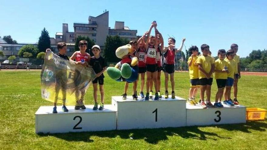 El equipo benjamín masculino, en el segundo peldaño del podio.