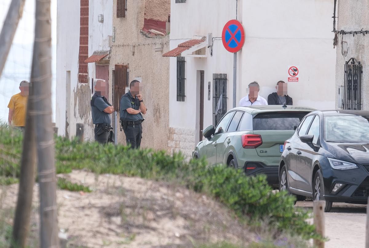 La Guardia Civil junto a las dos personas detenidas por el alijo frustrado en El Pinet.