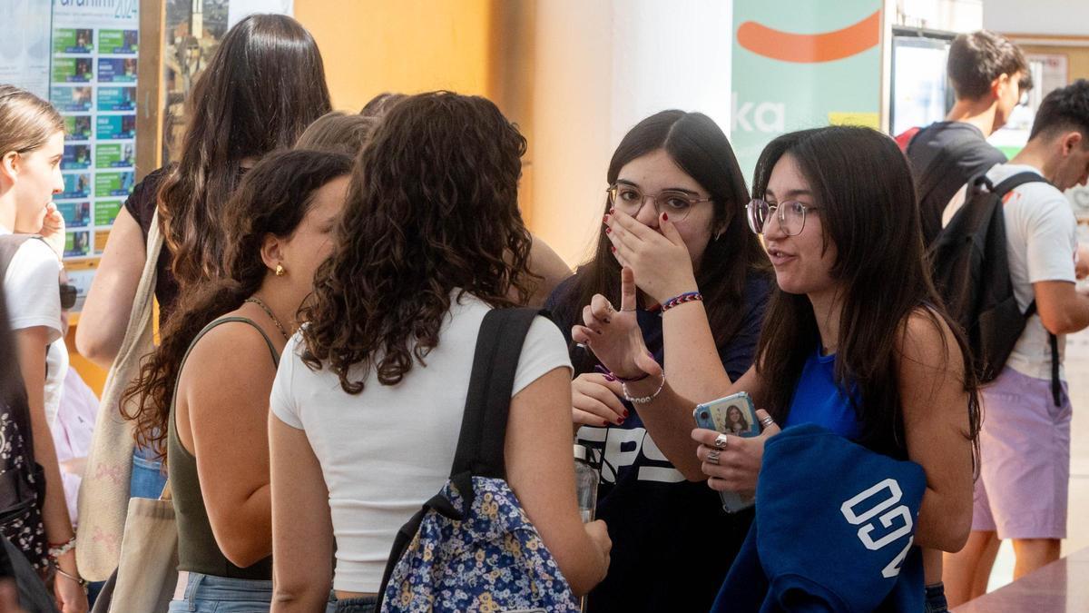 Alumnas a la salida de una prueba de Selectividad en la Universidad de Alicante