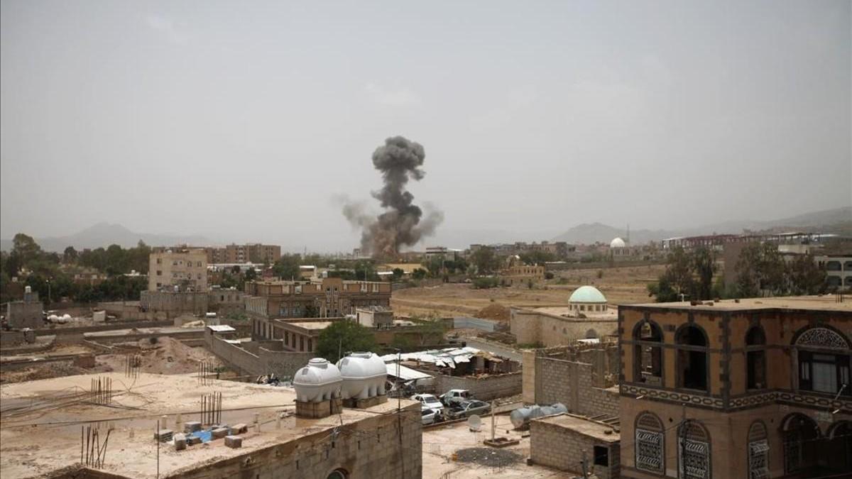 Decenas de muertos por un bombardeo contra un bus con niños en Yemen