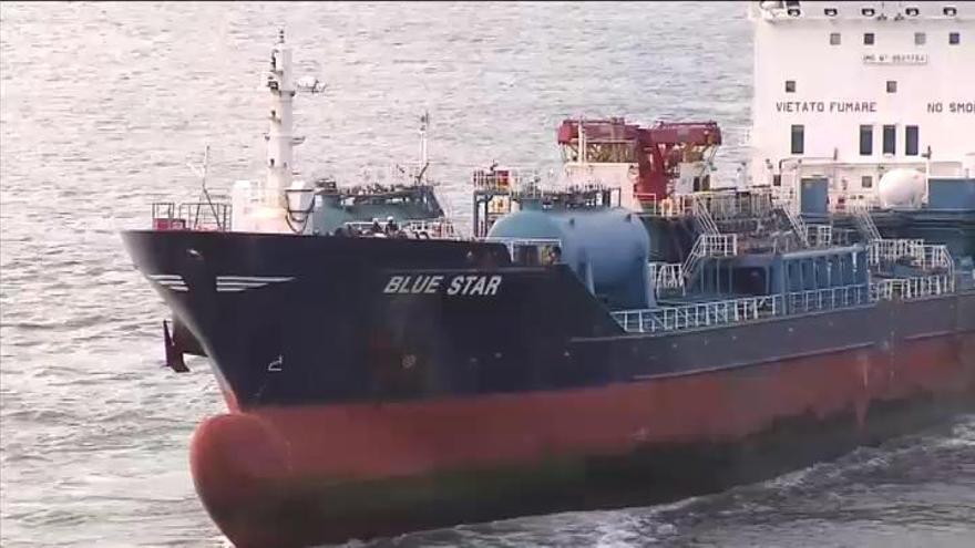 El buque encallado Blue Star vuelve a navegar