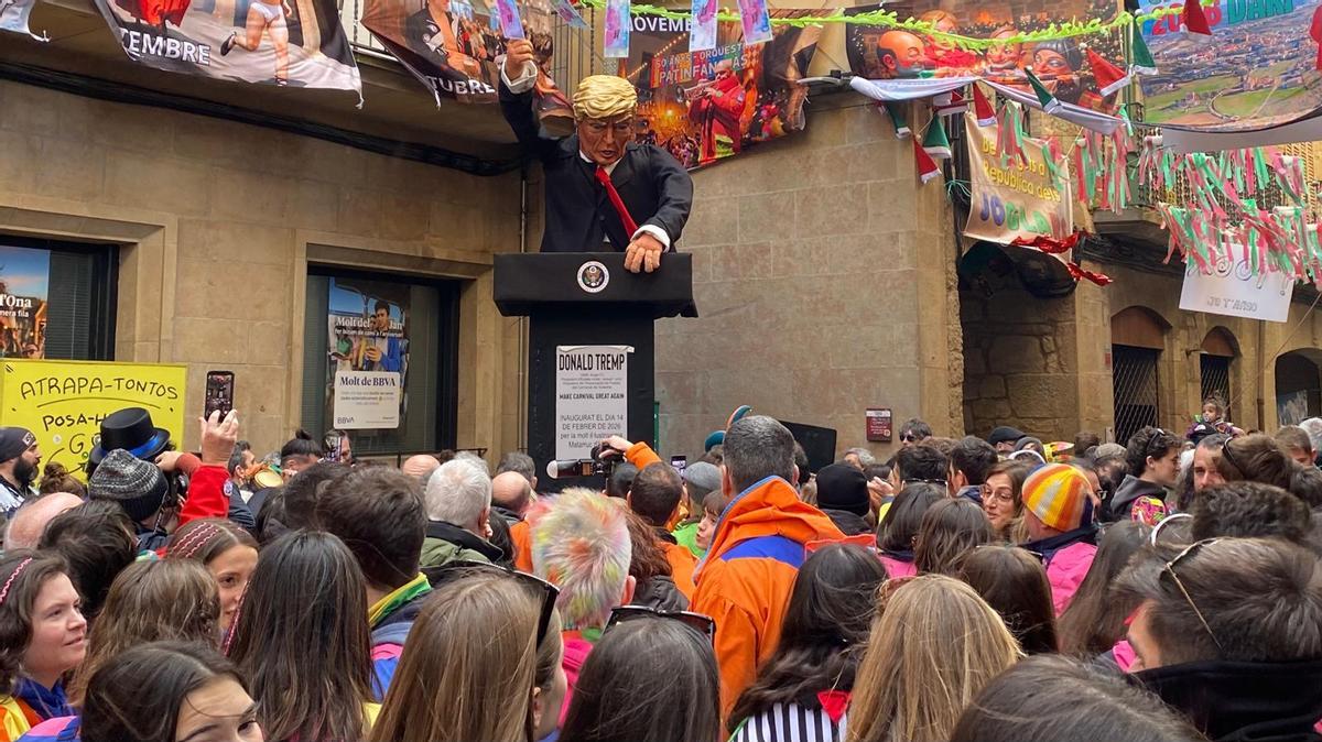 La plaça de l'Ajuntament plena de gom a gom durant la inauguració del monument