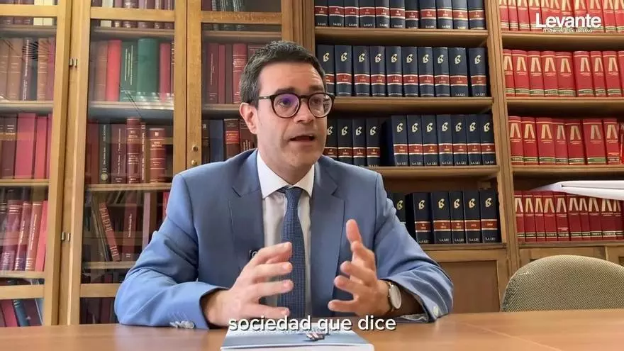 Entrevista con AdriánTolodí, catedrático de la UV y autor de "La huida del trabajo"