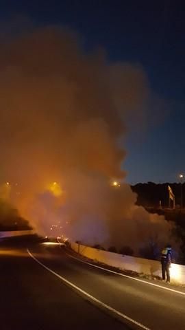 Incendio de pastos en el barranco de Tamaraceite