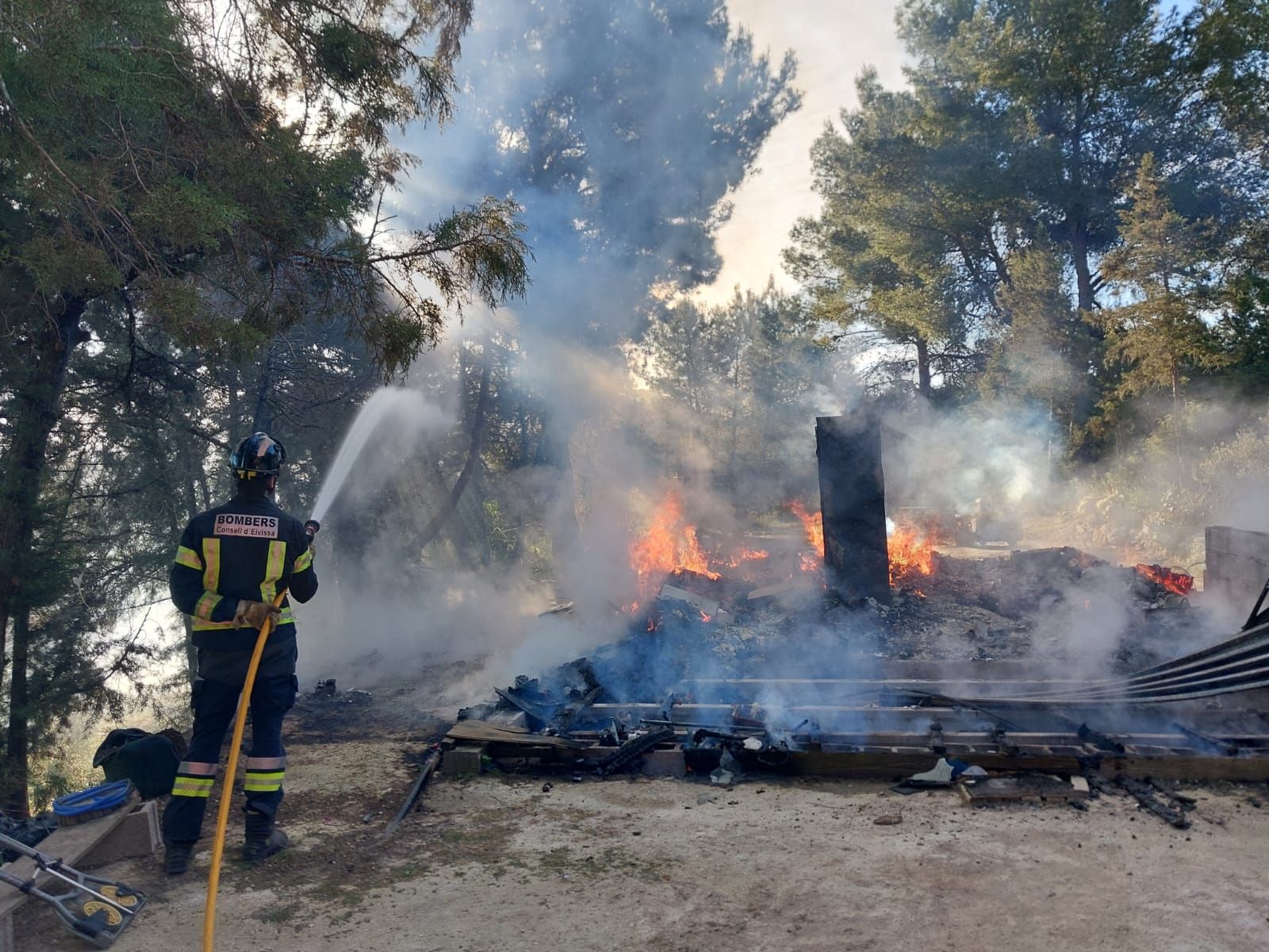 Galería de imágenes del incendio de una caseta en Ibiza