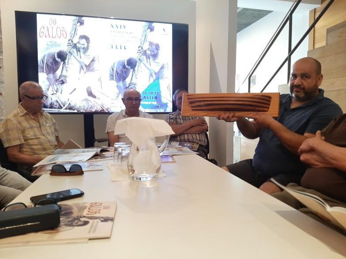 Carlos Roberto de Pacho amosa un taco de madeira legado polo seu pai, un carpinteiro de ribeira de Asturias finado recentemente. | // FDV