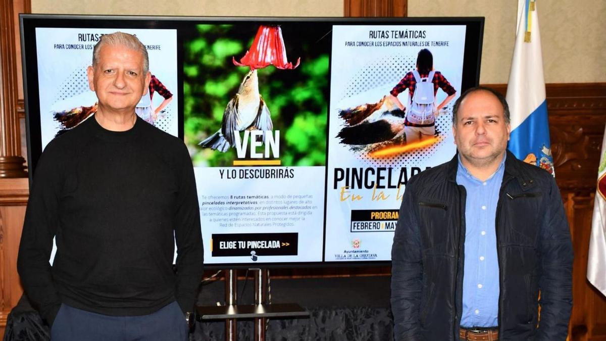 Francisco Linares y el edil Luis Perera junto a los carteles de ‘Pinceladas en la lava’ de 2023.