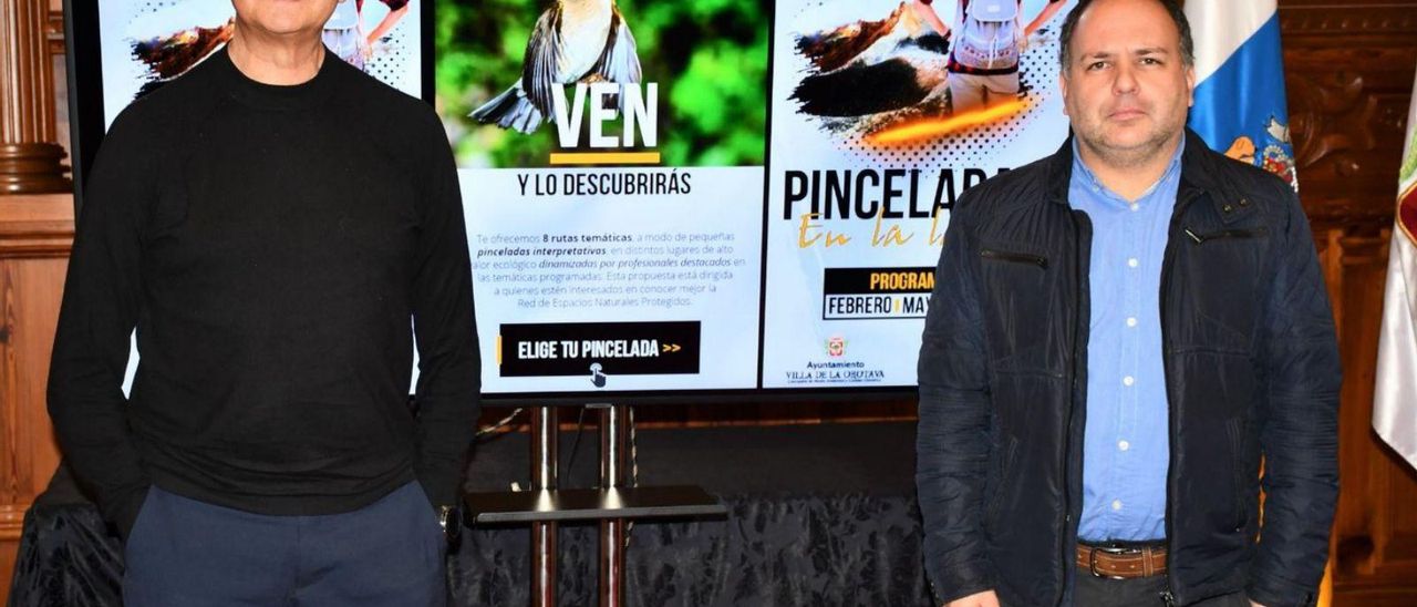 Francisco Linares y el edil Luis Perera junto a los carteles de ‘Pinceladas en la lava’ de 2023. | | E.D.