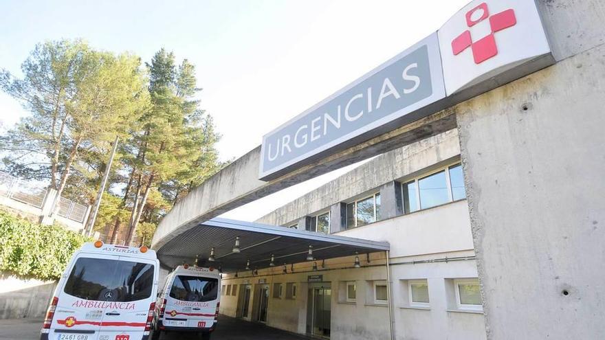 Ambulancias en la entrada del servicio de urgencias del Hospital de Riaño.