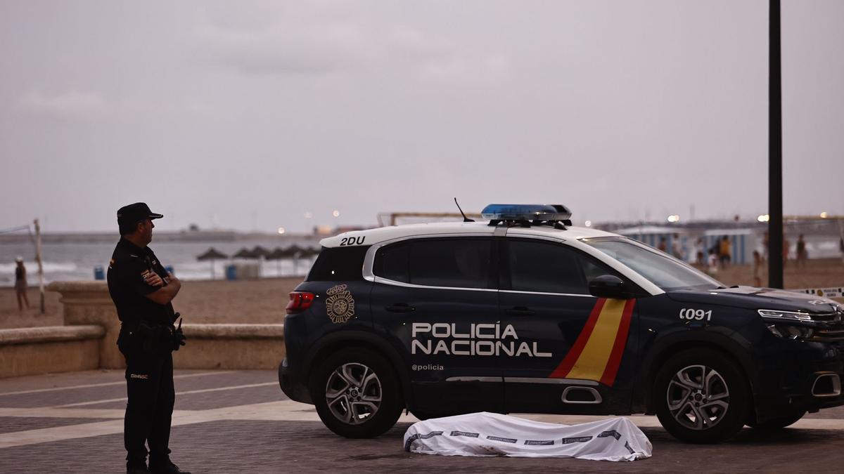 Imagen del cuerpo del hombre fallecido en la playa de la Malva-rosa.