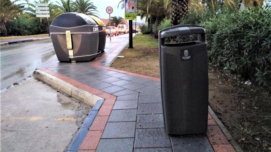 Imagen de contenedores y una papelera en una calle de Marbella