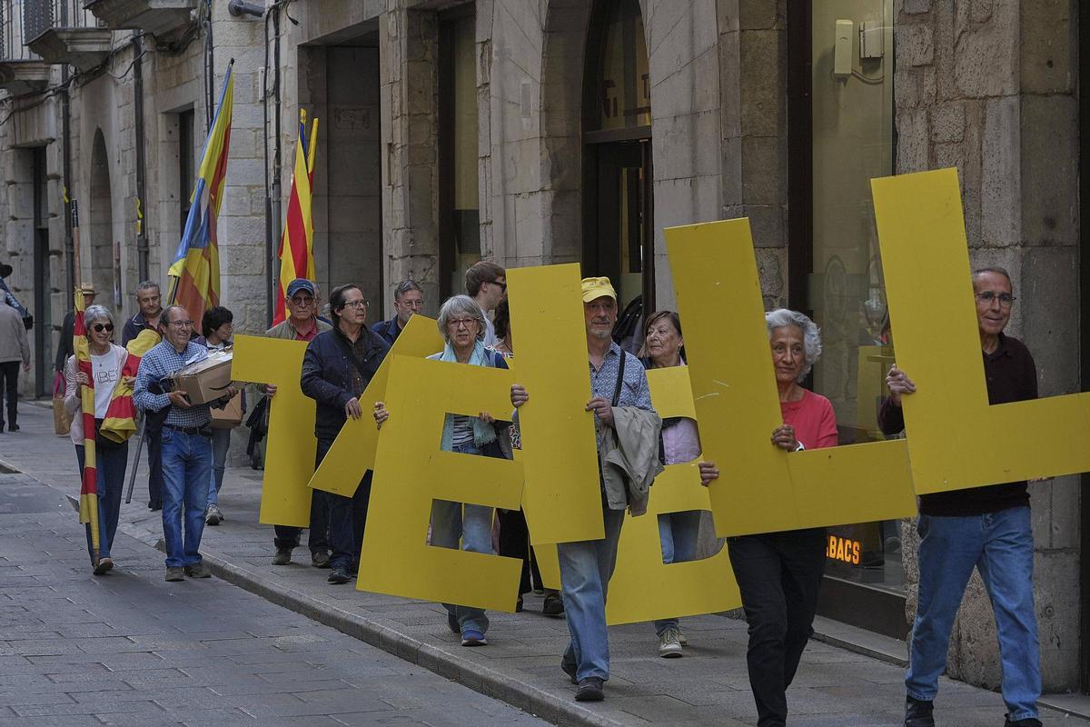 L'ADAC canvia de seu i fa moure les lletres de la paraula Llibertat pel Barri Vell de Girona