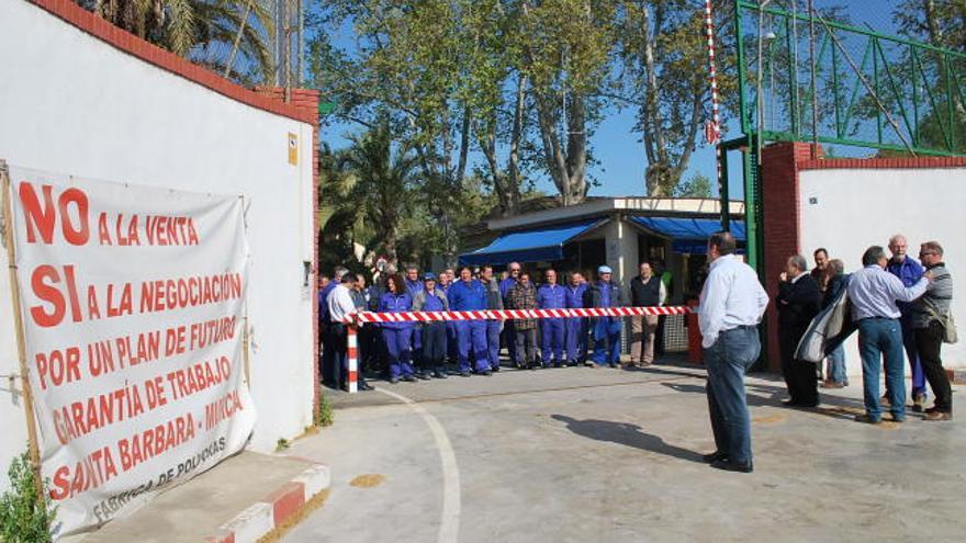 Los trabajadores de Santa Bárbara, durante una protesta en las instalaciones de la fábrica de Javalí VIejo a principios de este año