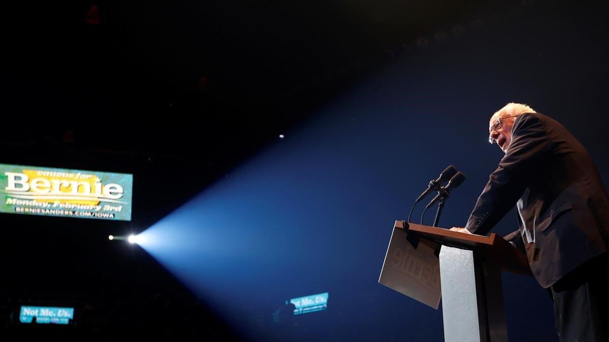 Bernie Sanders se dirige a sus simpatizantes durante un mitin en la ciudad de Cedar Rapids, en Iowa (EEUU).