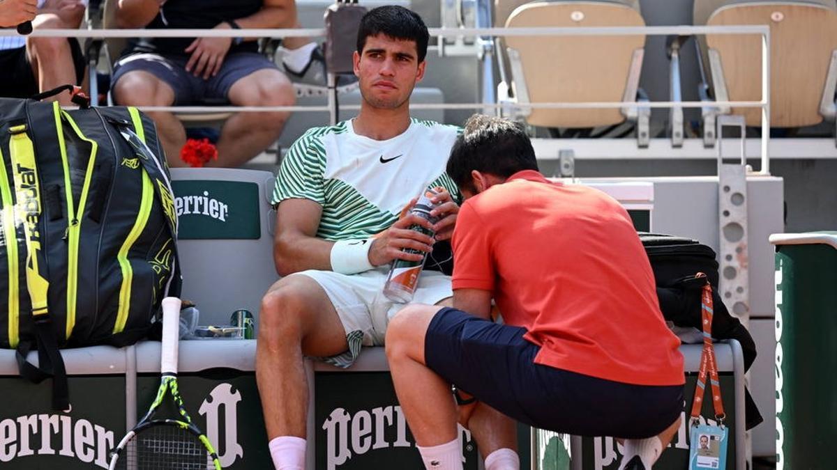 Alcaraz, atendido por su lesión ante Djokovic.