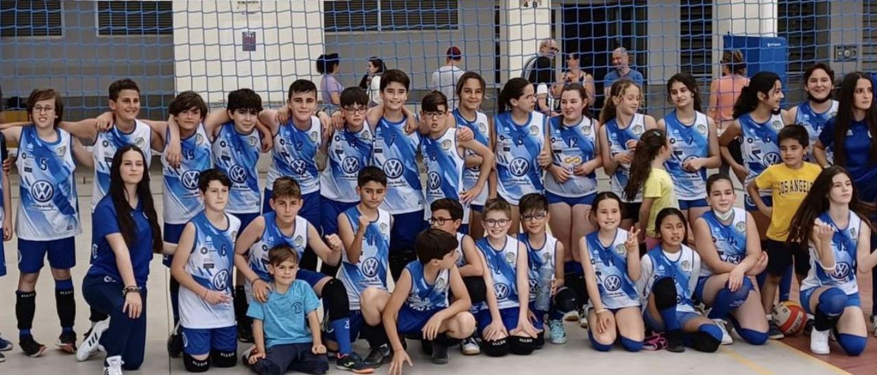 Jugadores y jugadoras de todos los equpos del CV Gandia en la jornada provincial alevín. | SR SPORTS