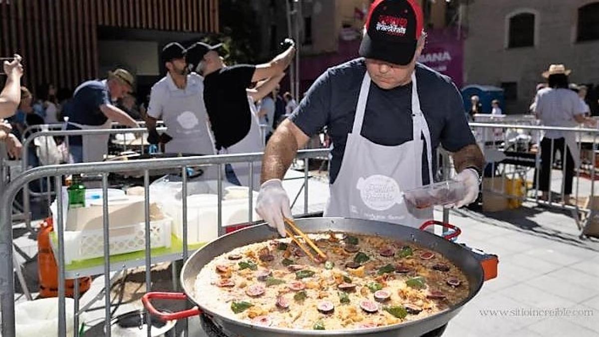 Una edición anterior del concurso gastronómico solidario Fem Paelles en La Rambla.