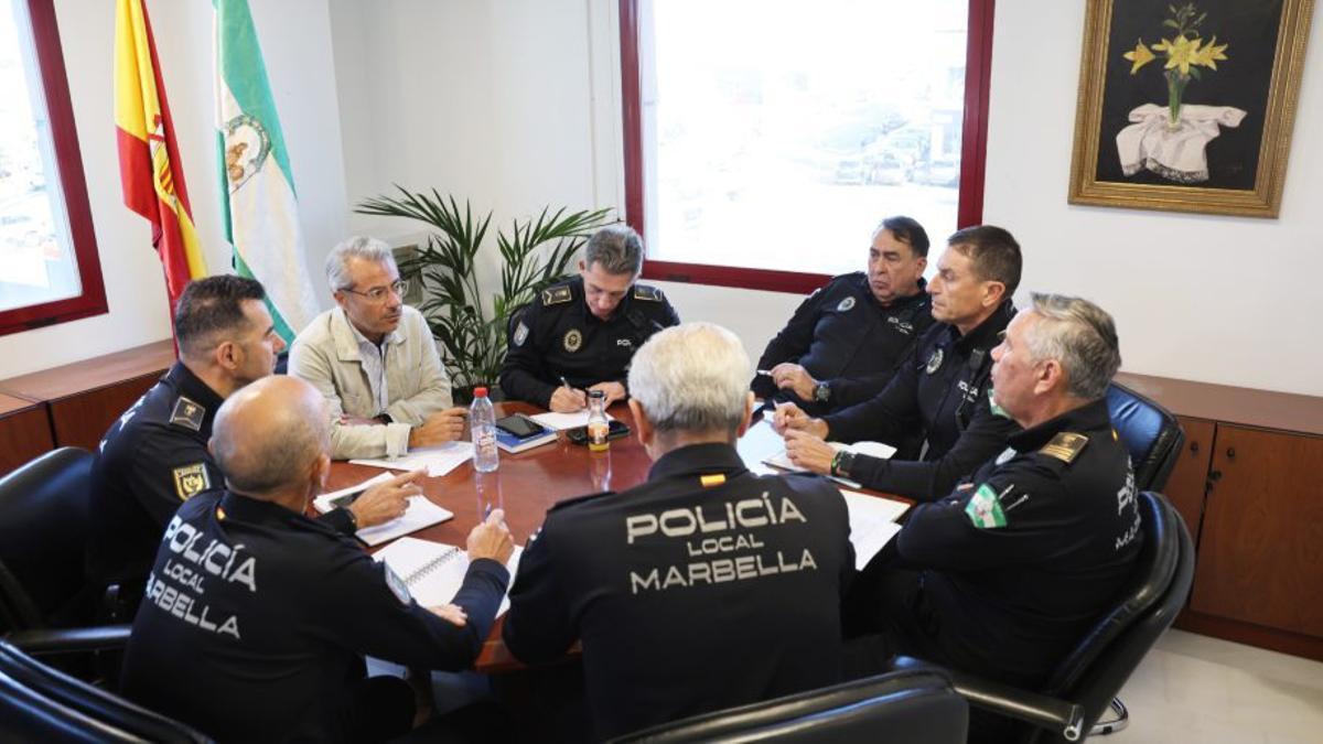 Mandos policiales, ayer, en una reunión sobre seguridad en Marbella.