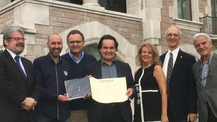 En el centro, el tenor José Bros, con el galardón, acompañado por la directiva de la Fundación Ópera Oviedo.