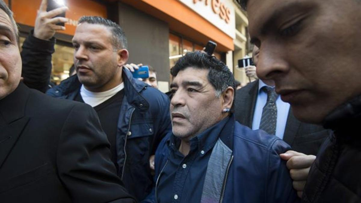 Maradona se personó en la sede la AFA y salió de muy mal humor