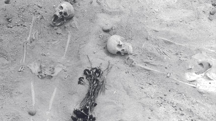 Restos óseos encontrados junto al Metropole en 1989.