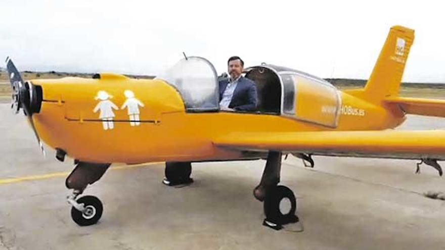 Ignacio Arsuaga, en la avioneta tránsfoba de ´Hazte Oír´.